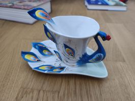 Tasse mit Unterteller und Löffel Pfau