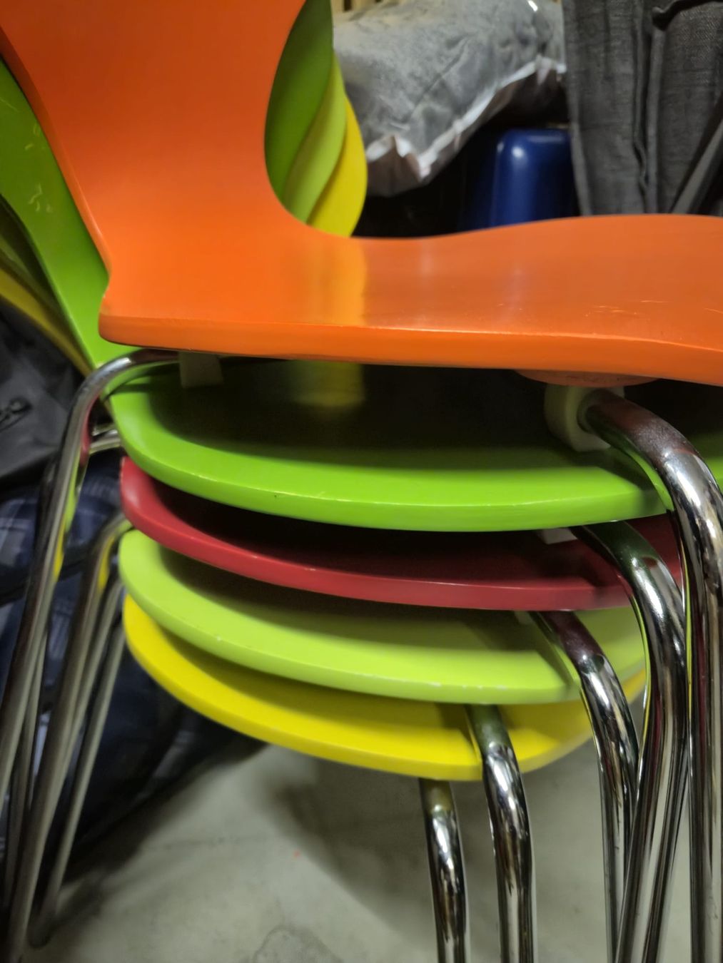 Chaises: 5 Stapelstühle, bunt gemischt – D'occasion à Wädenswil par frandzrh 1