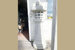 Grosse schwere Sandstein Säule Leuchtturm