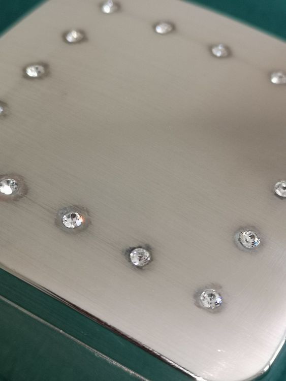 Tutte le decorazioni: Silbernes Döschen aus Metall mit Steinchen- berm. Glas – Usato da Subingen venduto da han_7rg6 2