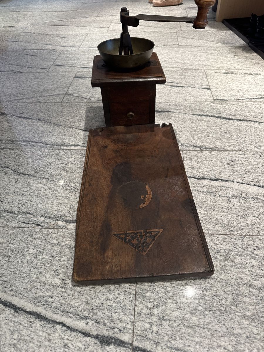 Articoli in legno: Antike Kaffeemühle – Usato da St. Gallen venduto da Ursula66 1