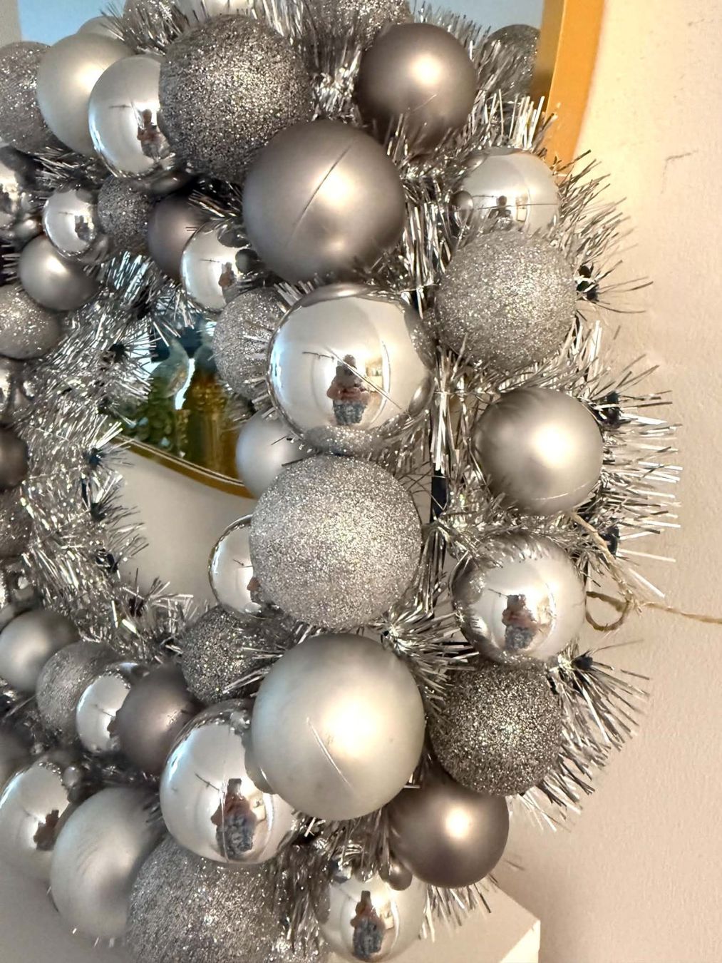Alle Dekorationen: Grössere Weihnachtskranz Silber mit Kugeln Glanz – Gebraucht aus Bern von MIR-IAM 1