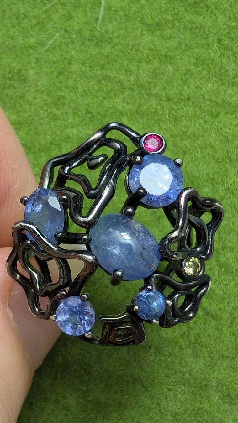 Anelli: Designer Künstler Ring. Silber mit Edelsteinen – Usato da Untervaz venduto da Lyraia