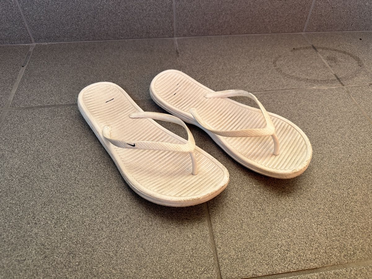 Nike Chaussures hommes: Flip-Flops Nike weiss Gr. 41 – D'occasion à St. Gallen par kschaellibaum