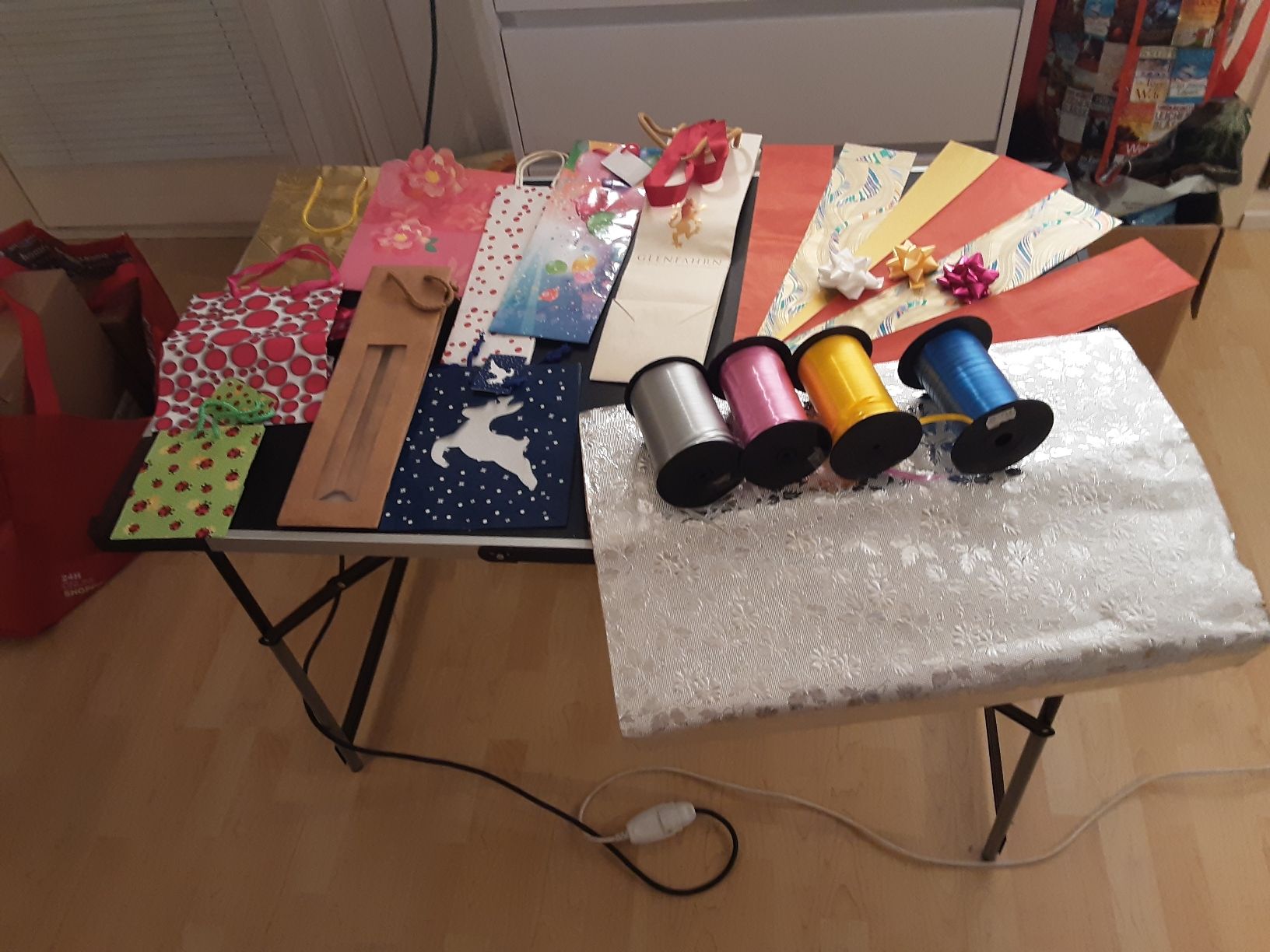 Papier: Geschenkpapier, Schleifen, Säckli, karton voll – Neuf (Voir description) à wolfhalden par 46464646