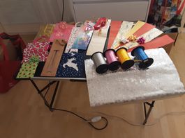 Geschenkpapier, Schleifen, Säckli, karton voll