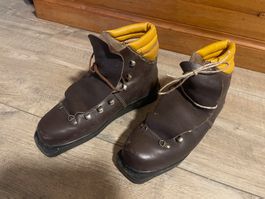 Schuhe (O 5), alte Skischuhe zum doppelt schnüren