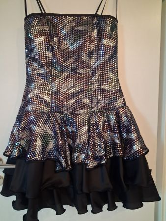 STUFENROCK MIT PAILLETTEN FESTKLEID