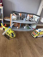 Playmobil Krankenhaus mit Helikopter und Krankenwagen