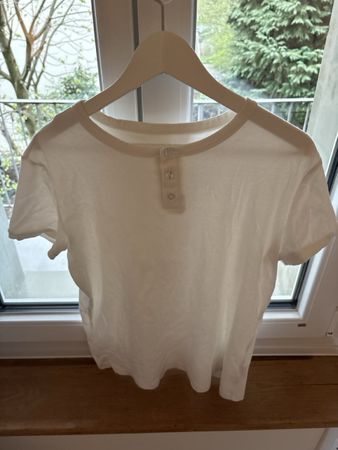 2x Weisses T-Shirt mit Knöpfen