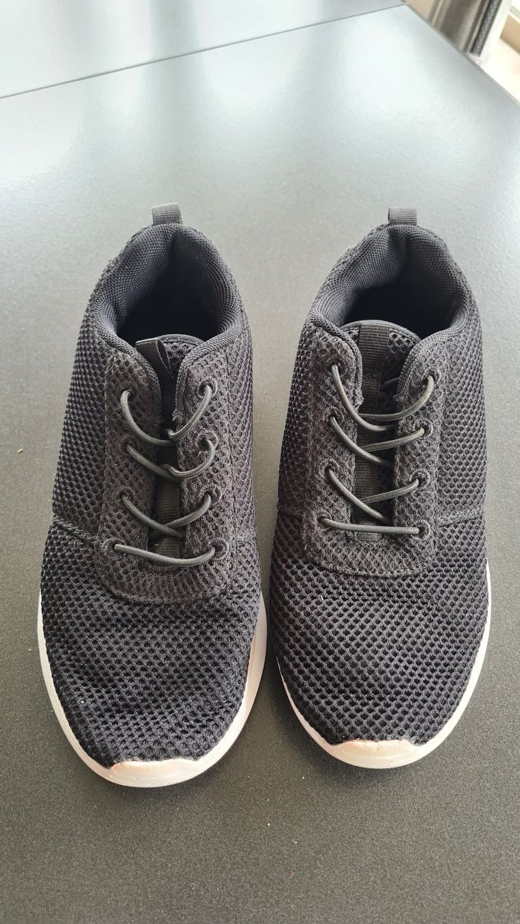 Schuhe für Jungen: Trainingsschuhe / Turnschuhe / Sneaker Grösse 34 – Gebraucht aus Obergösgen von schesom 1