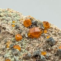 SPESSARTIN, ORANGER GRANAT mit CLINOCHLOR