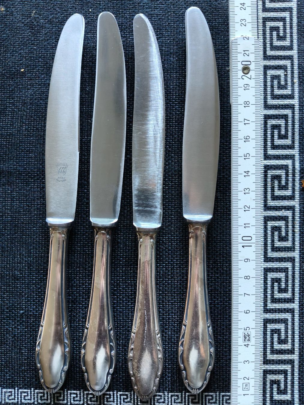 Couverts: 4 alte Silbermesser – D'occasion à Stansstad par Falcon-Crest