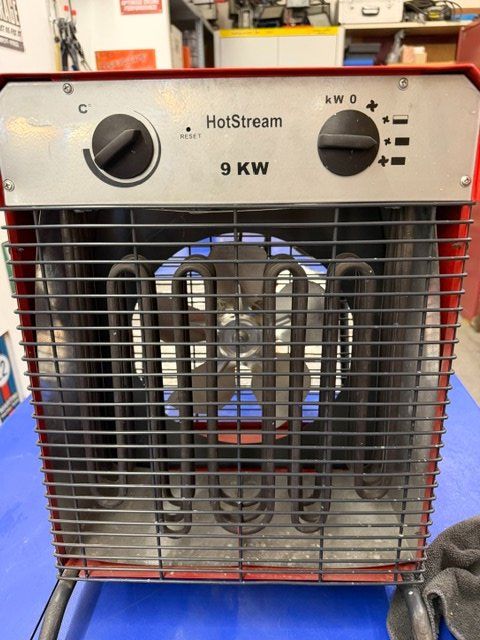 Radiatori: Hot Stream 9 KW Heizlüfter – Usato da Sennhof venduto da Flatron4