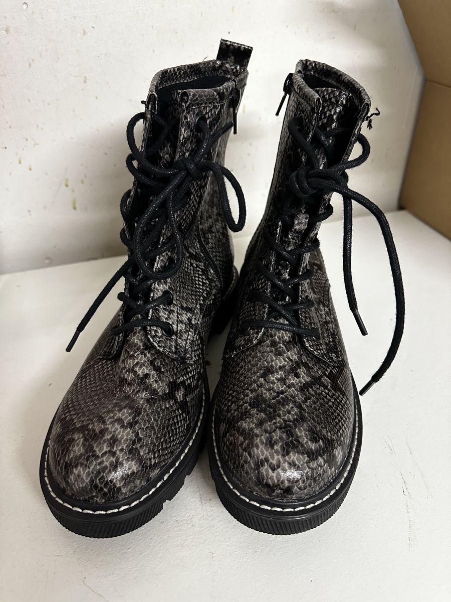 Chaussures femmes: Stiefeletten mit Leo Muster, Gr.37 – D'occasion à Siebnen par luana_cataleya