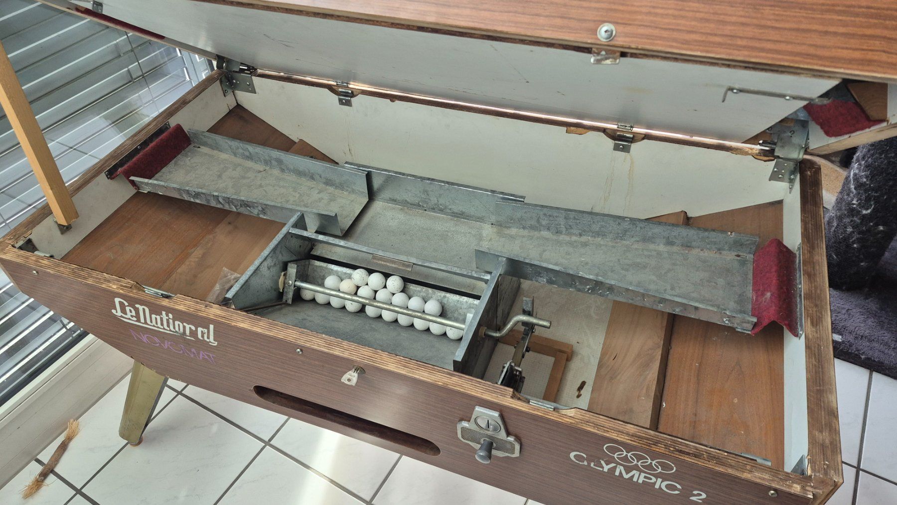 Slot Machine: Original "Le National" Tischfussballkasten – Usato da Schüpfen venduto da RR91 4