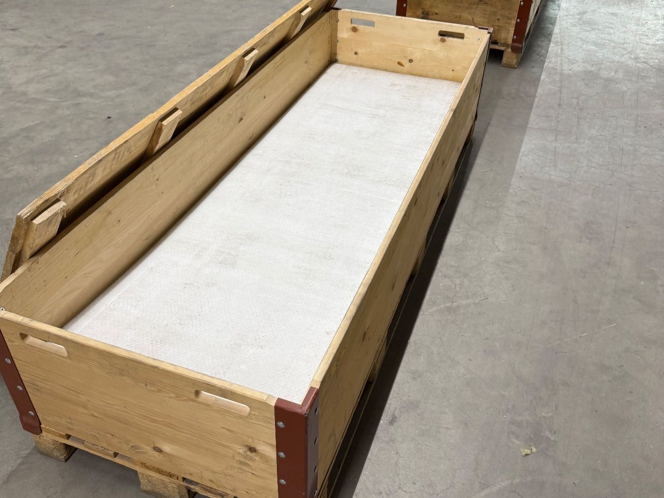 Palettes: Grosse Holzpalette mit Rahmen und Deckel – D'occasion à Liestal par T-Bazar 4