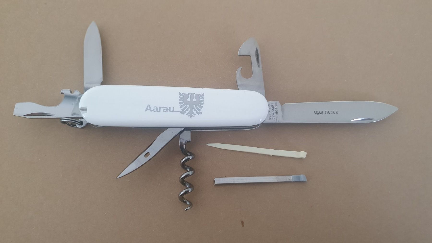 Victorinox Coltelli tascabile: 3 Victorinox Sackmesser mit Logo – Usato da Härkingen venduto da MarianneSi 2