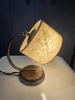 Süsse kleine antike Tischlampe