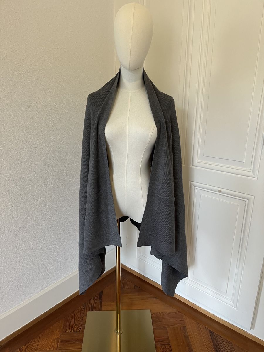 Zara Altro in Moda donna: Zara Grey Poncho Style Wrap, Soft & Warm – Usato da Mies venduto da nic_yk5d