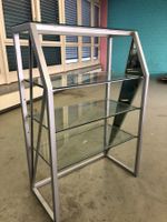 Regal massiv aus Metall mit starken Glastablaren