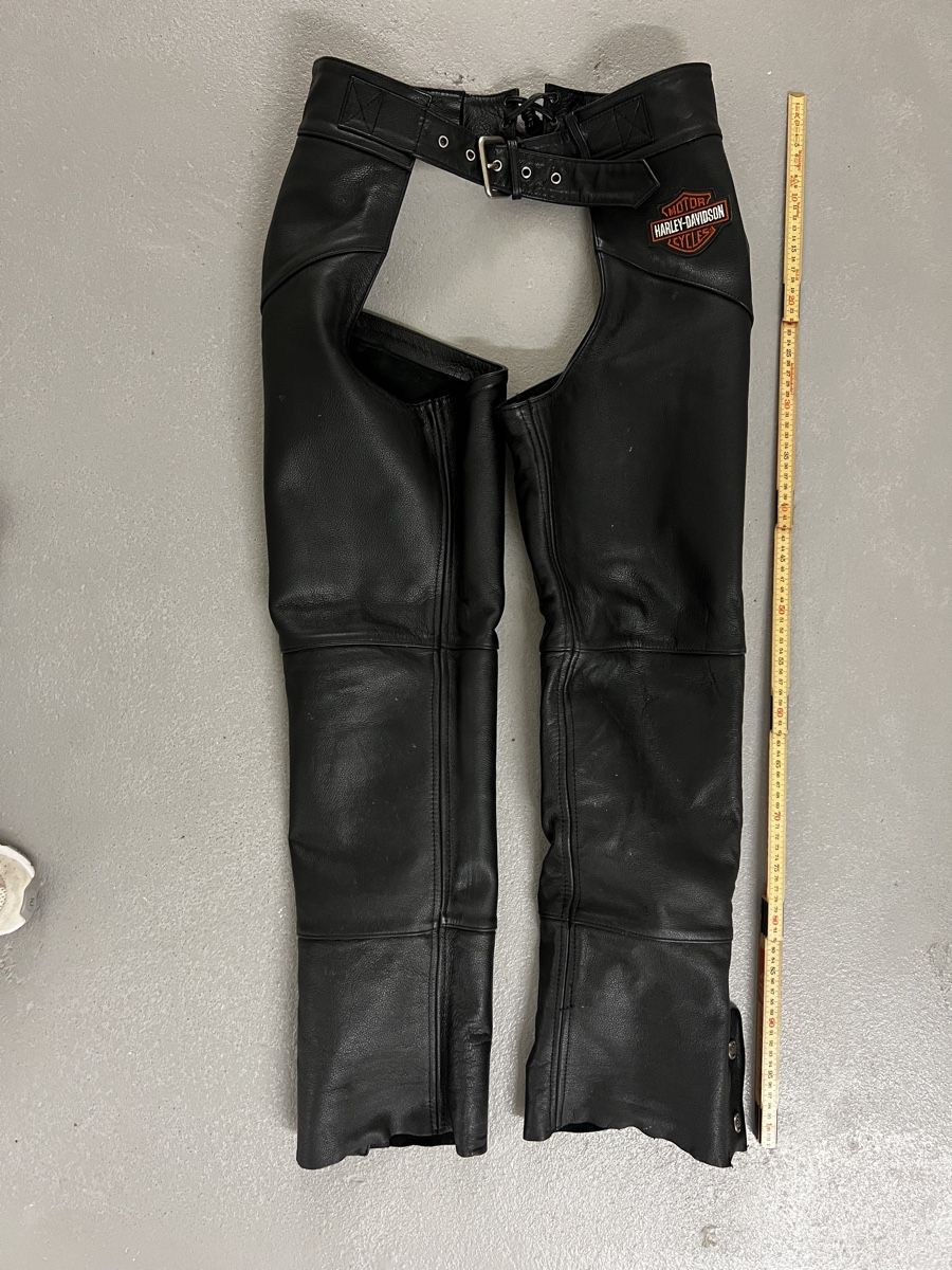 Harley-Davidson Pantaloni: Harley-Davidson Leder Chaps Schwarz Grösse L gebraucht – Usato da Cham venduto da ingold_a 2