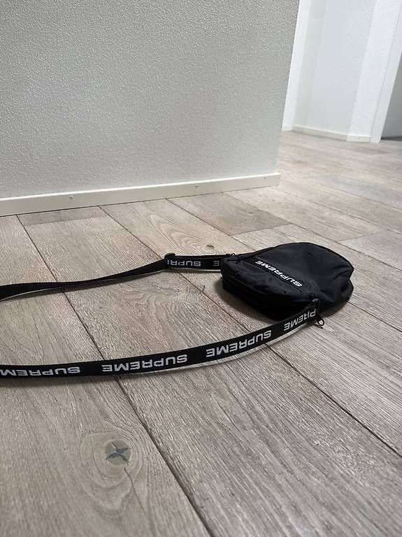 Sacs: Supreme Umhängetasche – D'occasion à Möriken AG par nil_hmm8 2