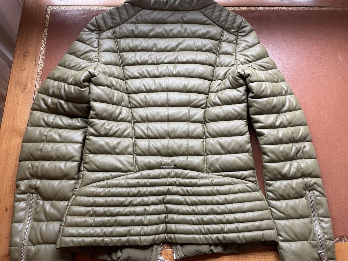 Guess Cappotti: Doudoune Guess – Usato da Neuchâtel venduto da Estonia17 2