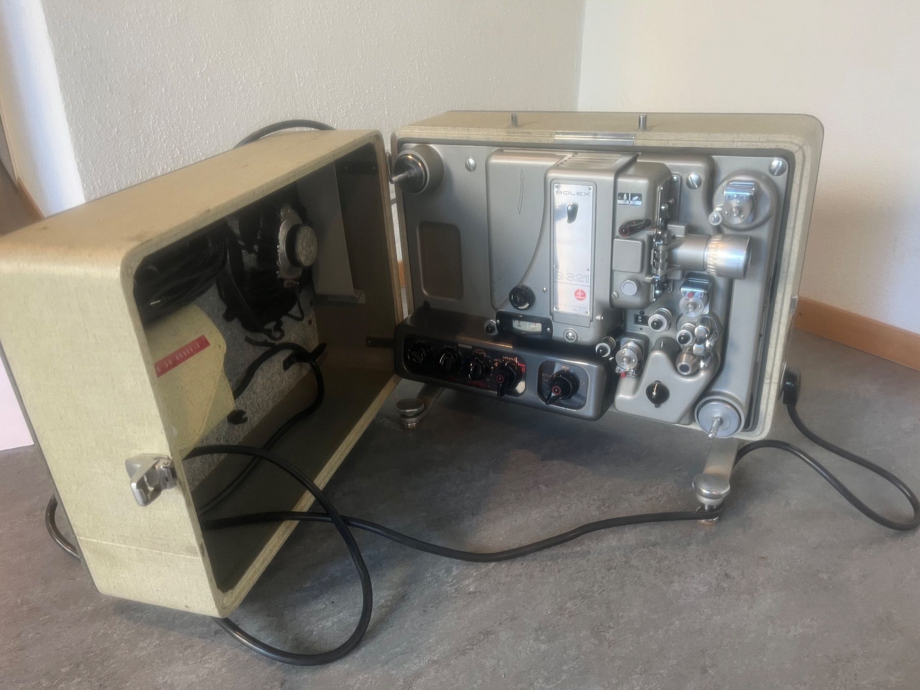 Pellicole: Ancienne projecteur  de cinema – Usato da lausanne venduto da esploras 4