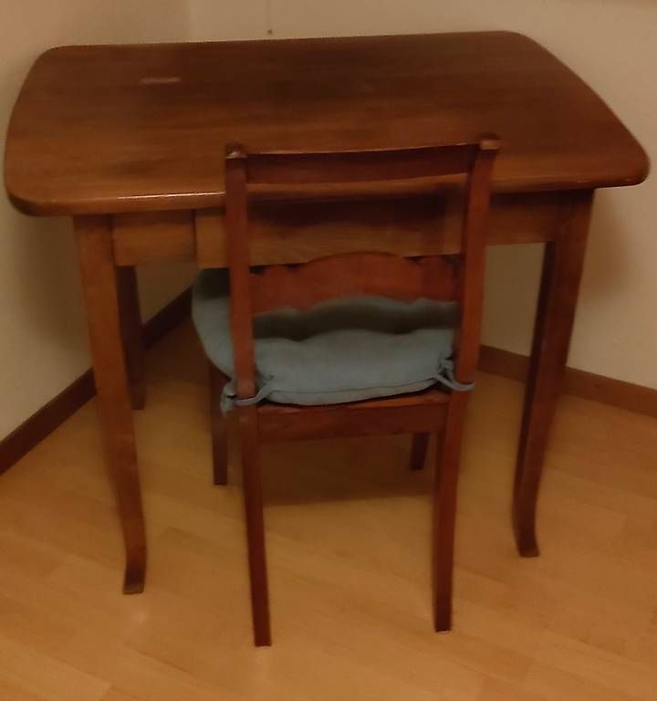 Schreibtische: Table de bureau et sa chaise – Gebraucht aus Montbrelloz von laz_2nsl 1