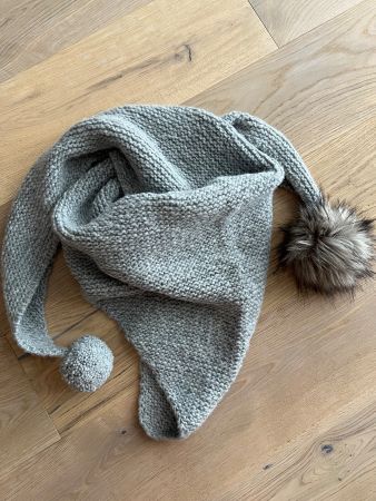 Handgestricktes Dreieckstuch/Schal aus Wolle hellgrau