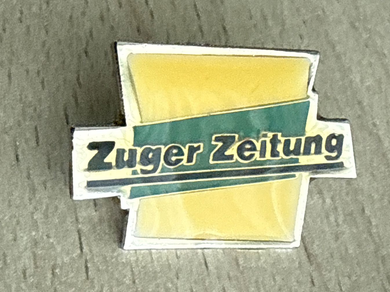 Plaketten & Abzeichen: Pin Zuger Zeitung – Gebraucht aus Glattbrugg von Schweigmatt