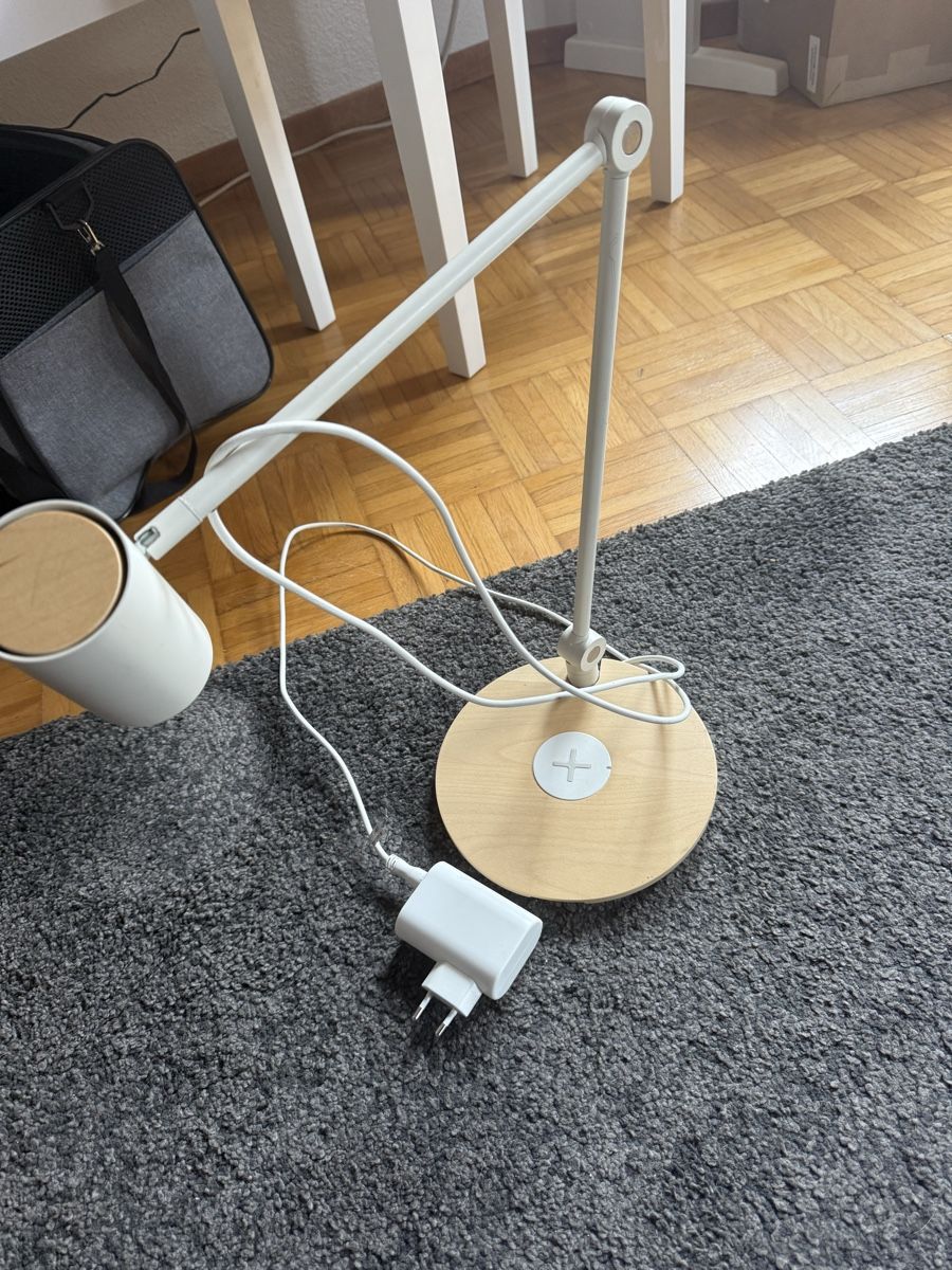 Ikea Lampade: Adjustable White Desk Lamp with Wireless Charger - Nice! – Usato da Hedingen venduto da pmf_d6x5