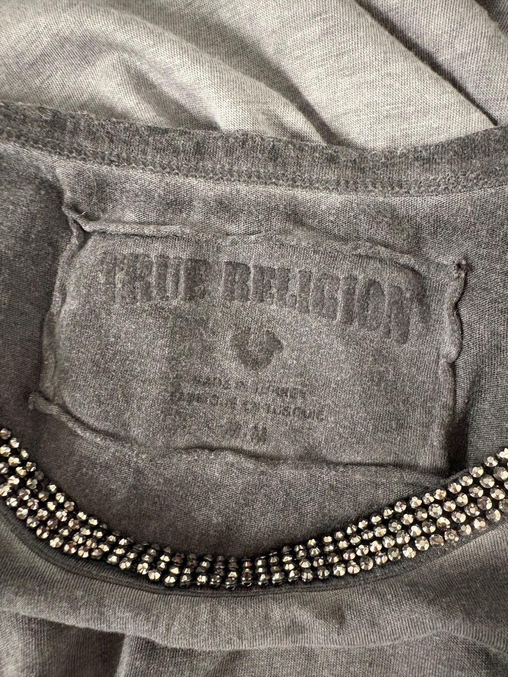 True Religion Top: True Religion Top grau mit Strass Gr. S Modal Baumwolle – Usato da Regensdorf venduto da secondchancefashion 4