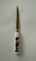 Brieföffner mit Porzellangriff Blumenmotiv Messing alt