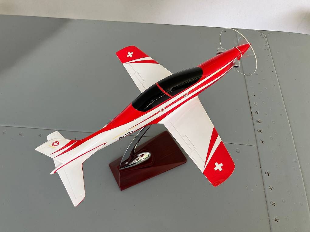 Modellbausätze & Standmodelle: Pilatus PC-21 Desk Model – Neu und originalverpackt aus Cologny von Thr5167 2