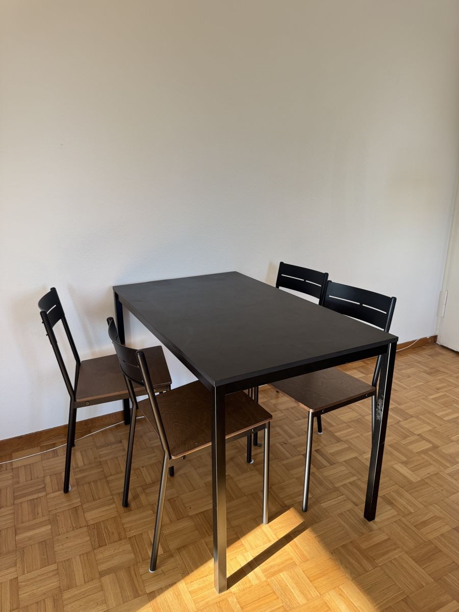 Set di tavolo e panche: Schwarzer Esstisch mit 4 Stühlen - Top Zustand! – Nuovo (secondo la descrizione) da Zürich venduto da rahel_9801