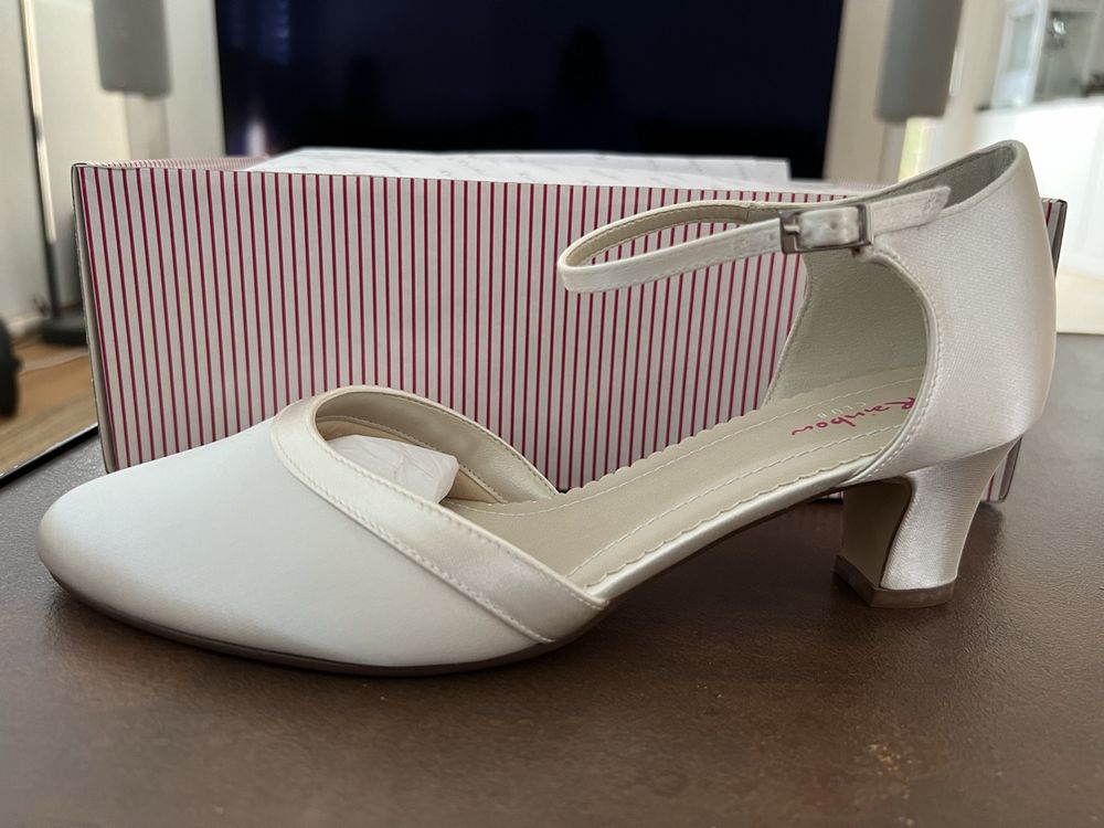 Scarpe Da Sposa Con Tacco Basso Anika Rainbow Club - Décolleté In Raso Con Cinturino Alla Caviglia, Colore Avorio