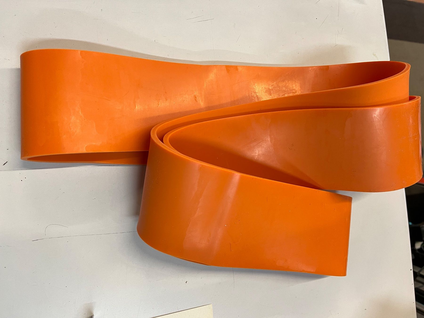 Altro in Bricolage: elastisches super starkes Trainings-Widerstandsband, orange – Nuovo e nell'imballaggio originale da Adliswil venduto da vette56