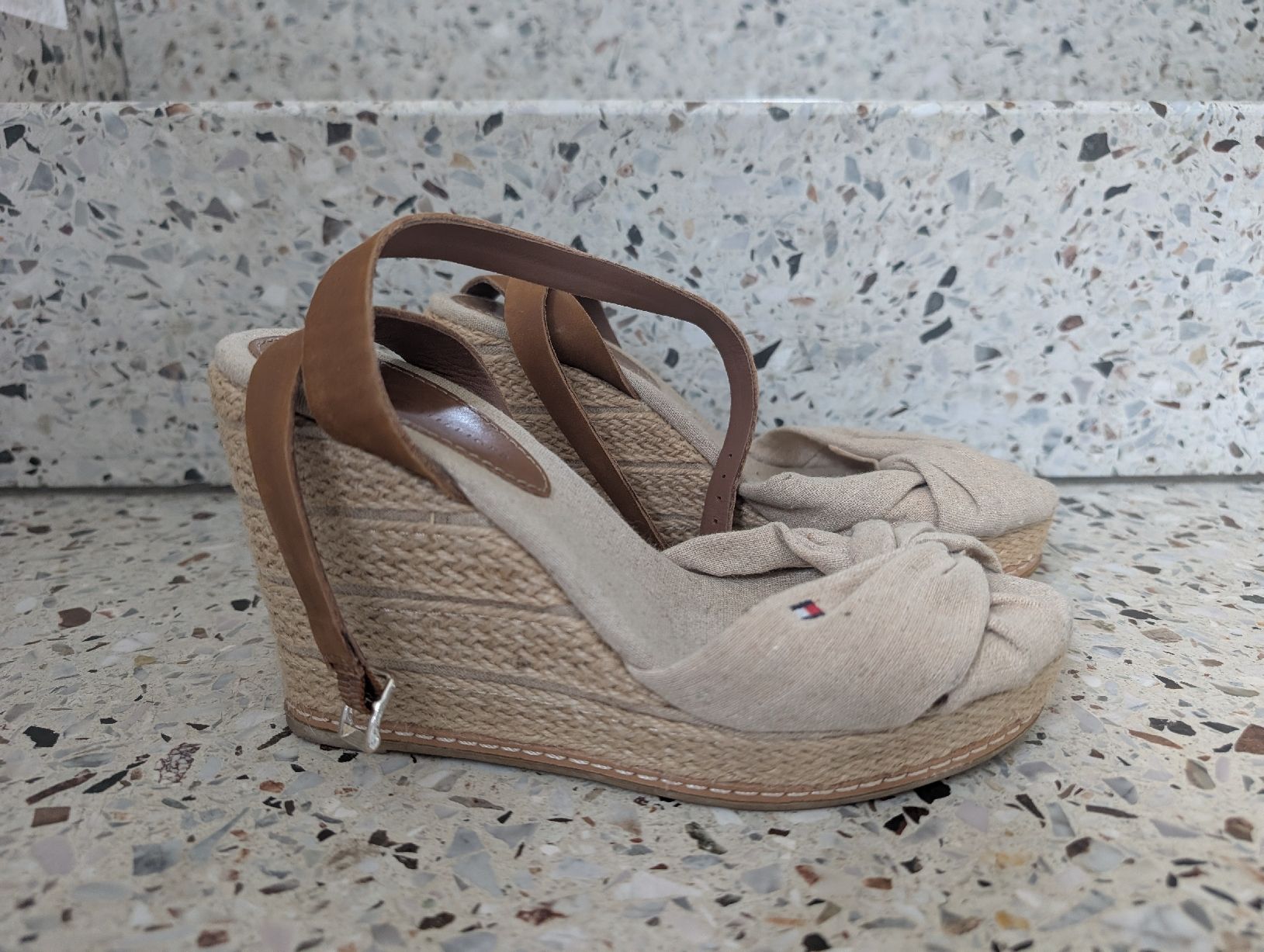 Tommy Hilfiger Chaussures femmes: Tommy Hilfiger Keilsandalen – D'occasion à Diepoldsau par salu94