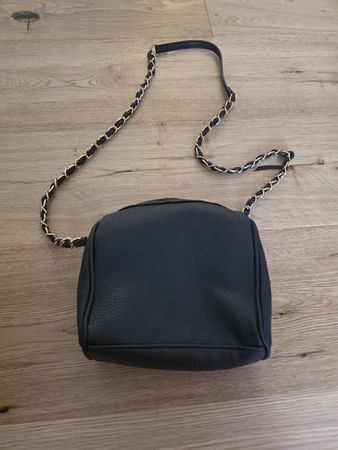 Umhängetasche schwarz mit goldener Kette guter Zustand 