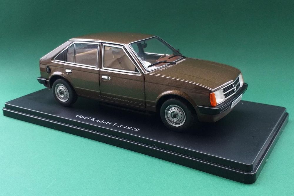 Opel Kadett D 5 Portes 1984 Or Métallique Modèle Réduit 1:18 Triple9