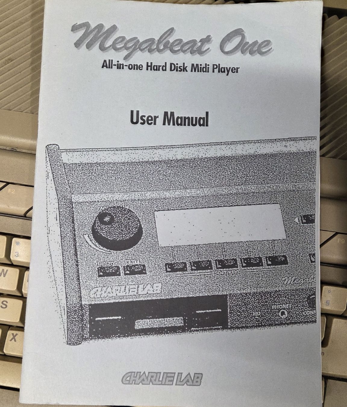 Strumenti musicali: Charlie Lab Megabeat One - Hard Disk Midi Player mit Floppy – Usato da Reinach BL venduto da _MasterK_ 8