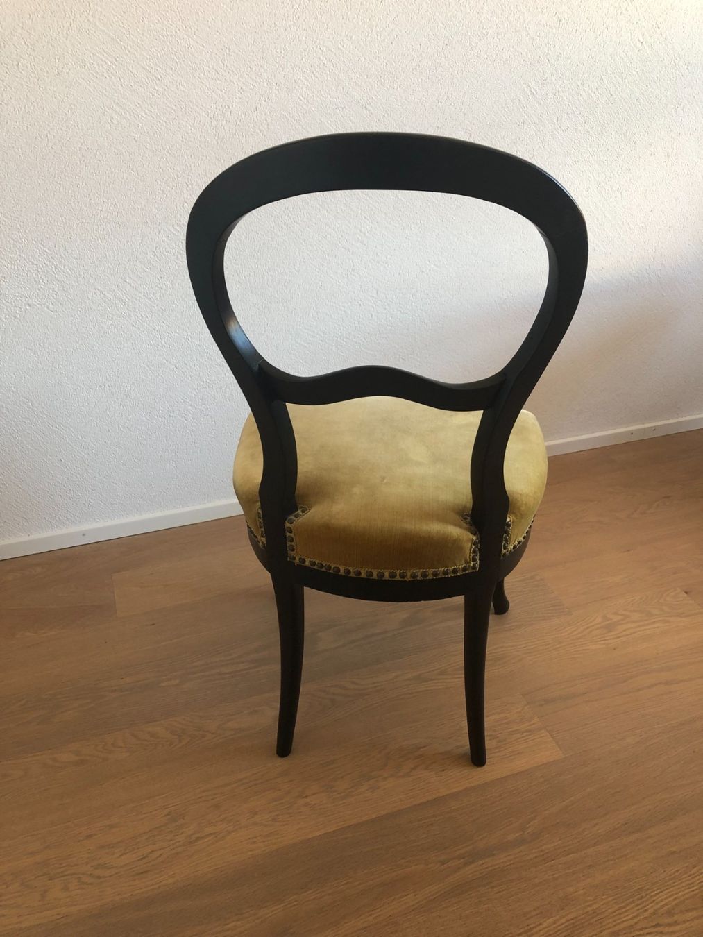 Stühle: Antiker Holzstuhl mit Velour-Stoff – Gebraucht aus Samstagern von TAAF 3