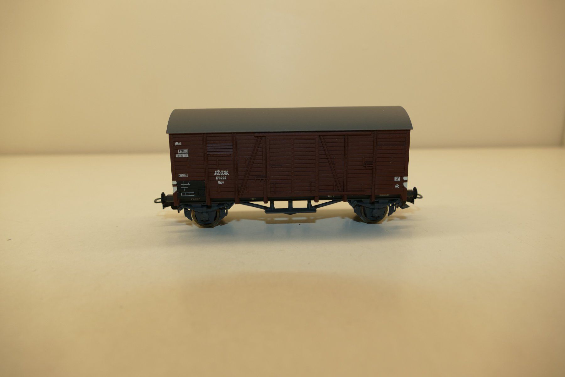 Liliput Modelleisenbahnen: Liliput H0: Gedeckter RIV Güterwagen – Neu (gemäss Beschreibung) aus Niederhasli von rail-duerst 1