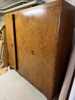 Kleiderschrank Nussbaum furniert mit Spiegel und Fächern