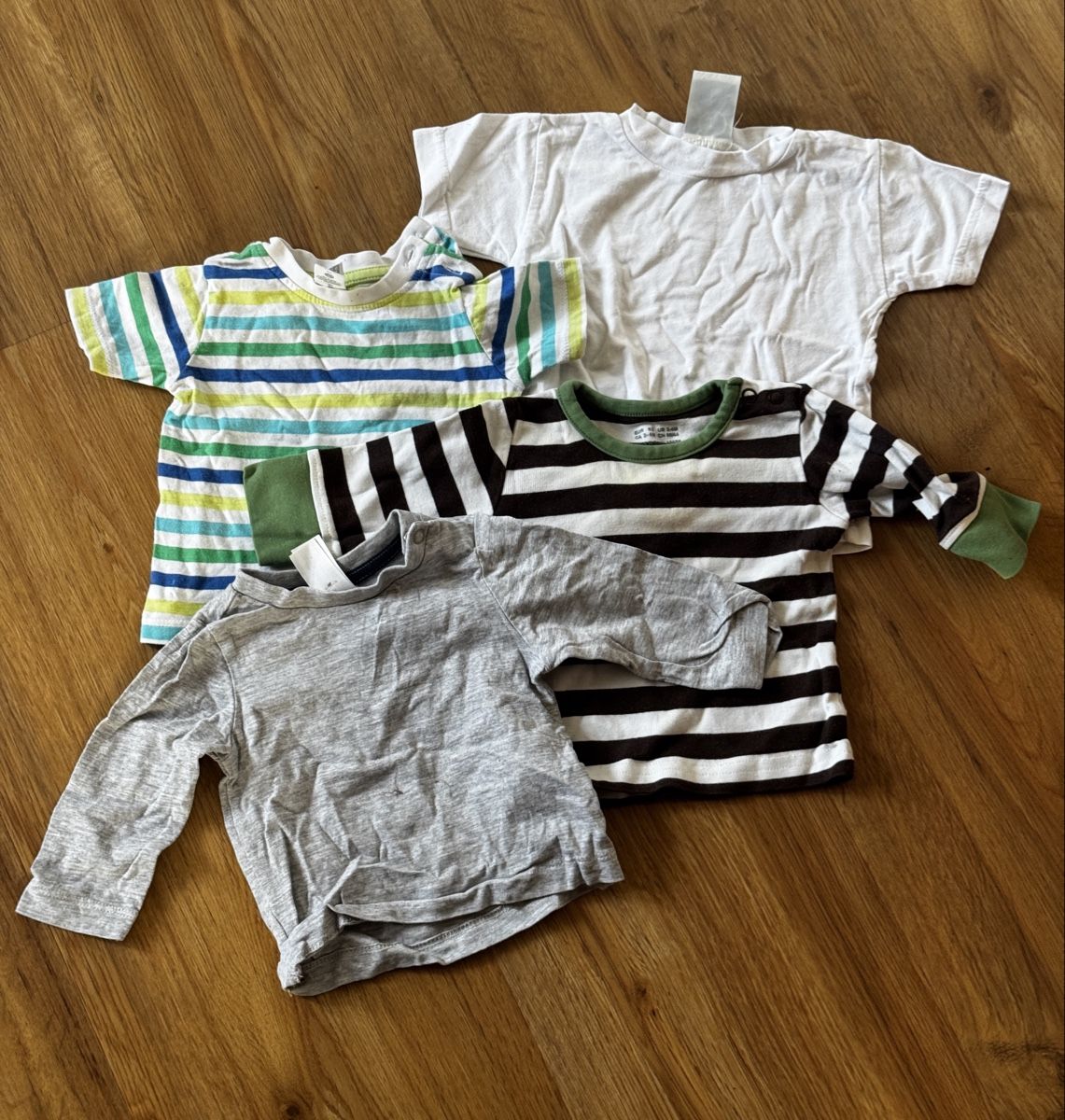 Ensembles coordonnés: Vier Babyshirts Grösse 62+ – D'occasion à Basel par spassbremse