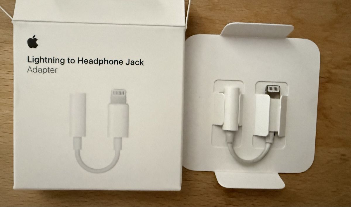 Apple Unità & Adattatore: Apple Lightning to Headphone Jack Adapter neuwertig – Nuovo e nell'imballaggio originale da Bubendorf venduto da Sonoxon