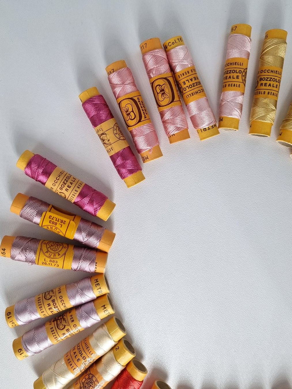 Cordicelle & Fili: 32x Vintage Seidengarn Set Blumen Farben Stickgarn – Nuovo e nell'imballaggio originale da Mels venduto da DACRI 2