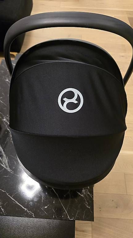Cybex Seggiolini per auto: Cybex Atom M Babyschale + Isofix + Adapters – Usato da Adliswil venduto da fil_gw7s 3